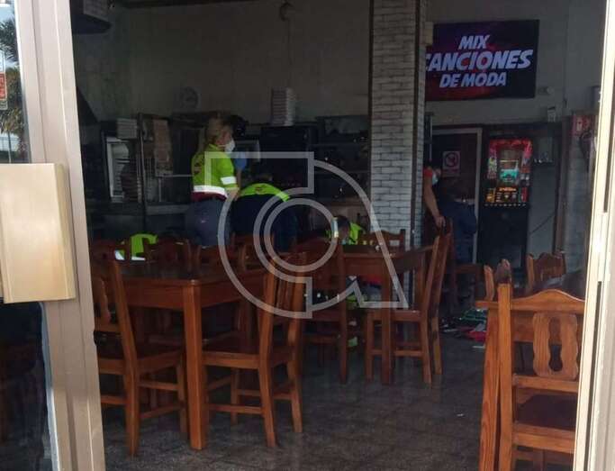 Personas de ambulancias del SUC intentan reanimar sin éxito al hombre en el interior del local/TA.